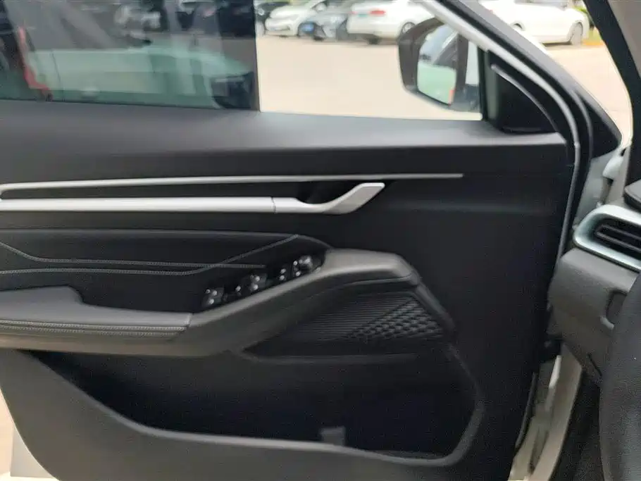 Geely Emgrand 2025 4 1.5L CVT Luxury