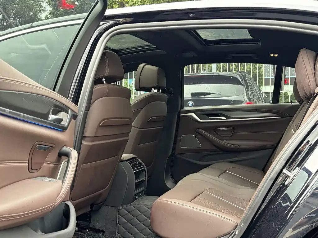 BMW 5 Series New Energy — миниатюра 10