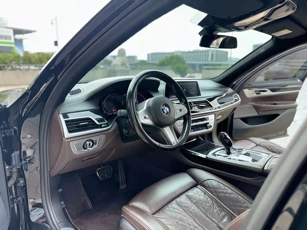 BMW 7 Series — миниатюра 5