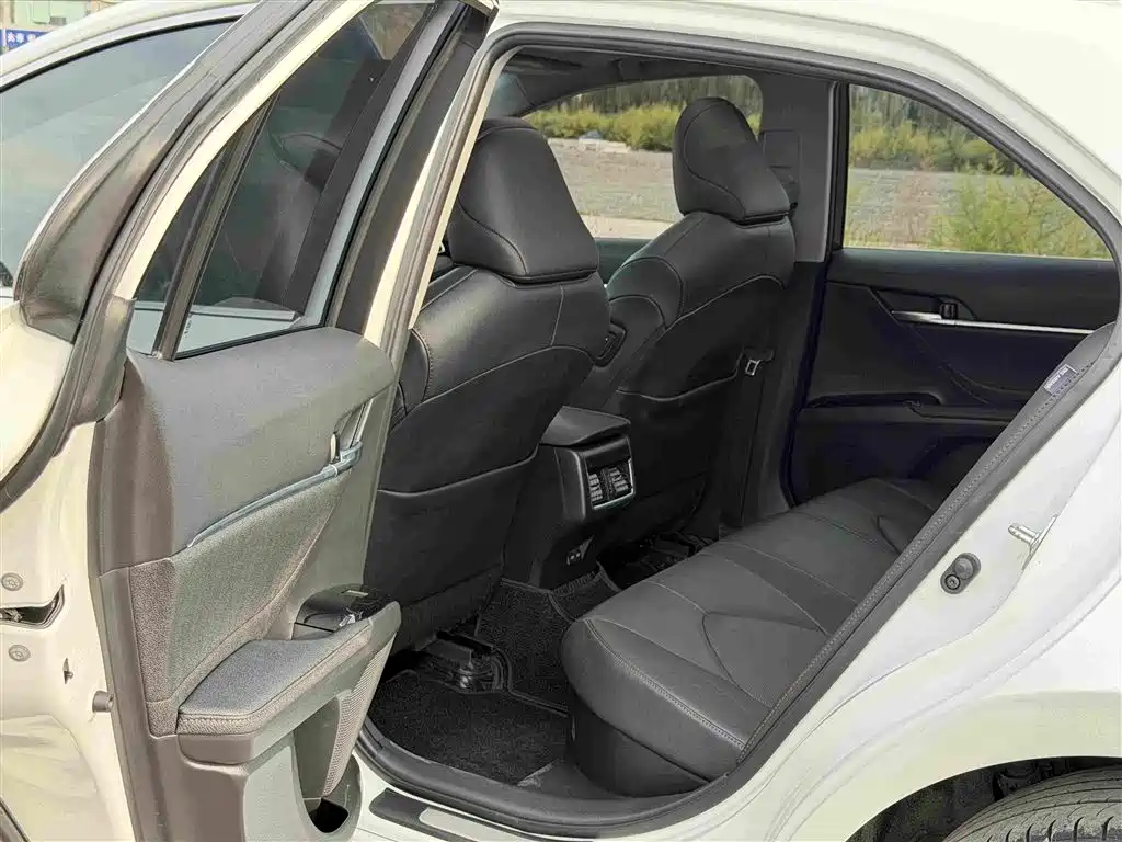 Toyota Camry — миниатюра 8