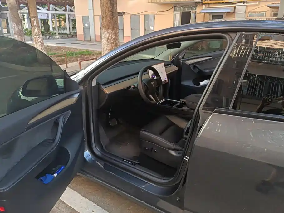 Tesla Model Y — миниатюра 9
