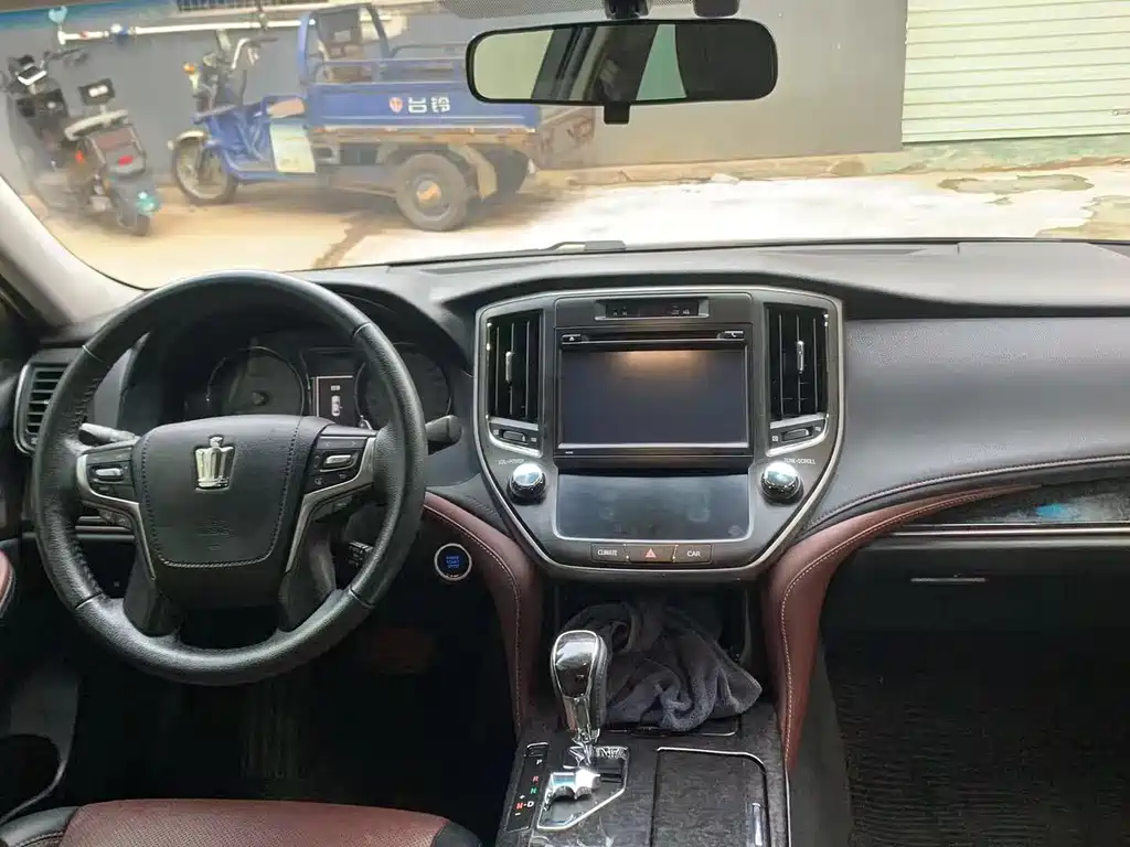 Toyota Crown — миниатюра 4