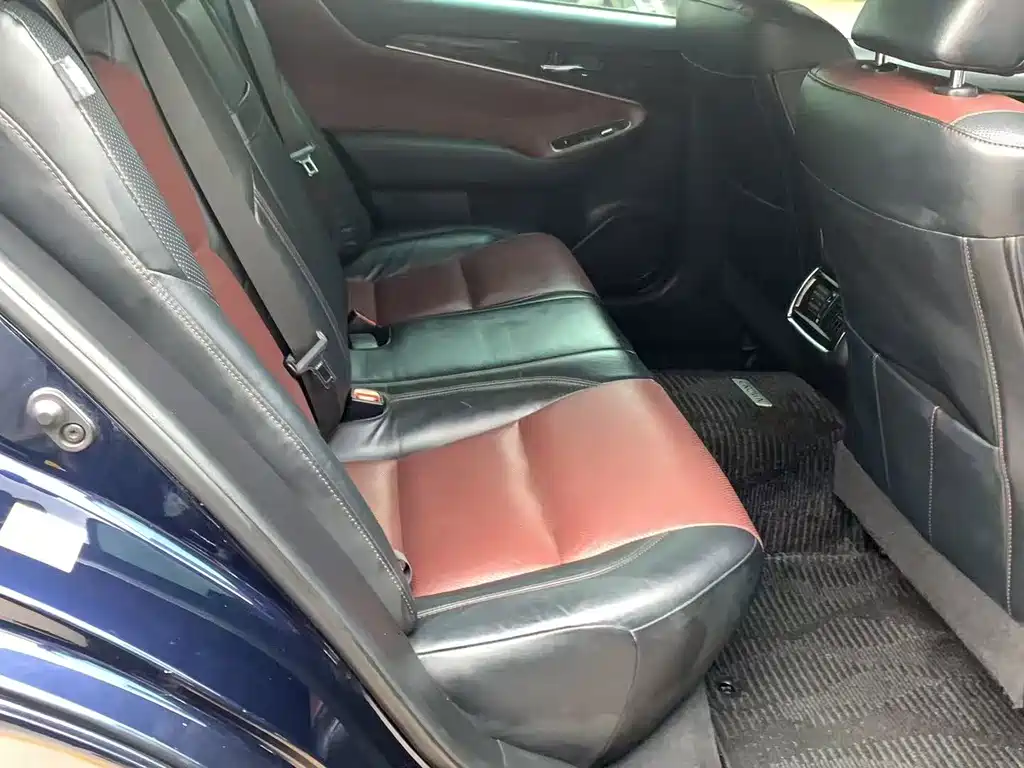 Toyota Crown — миниатюра 3