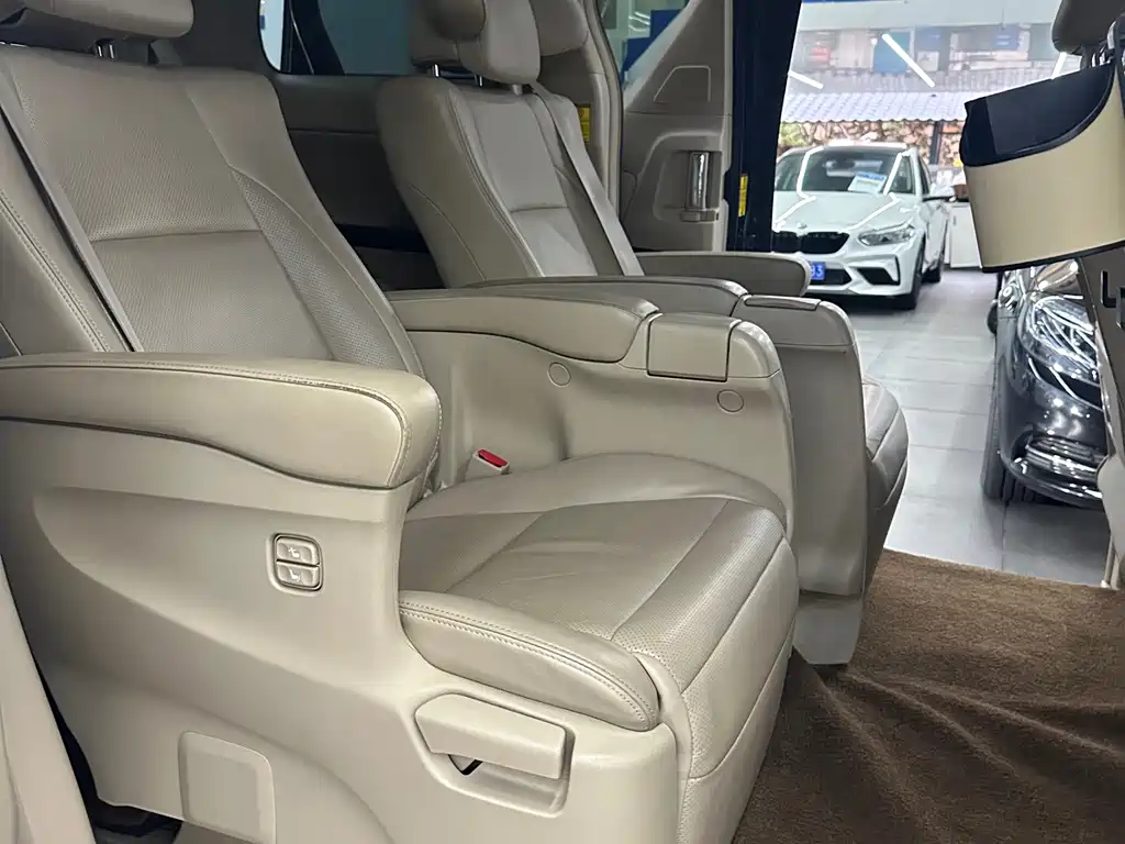 Toyota Alphard — миниатюра 5