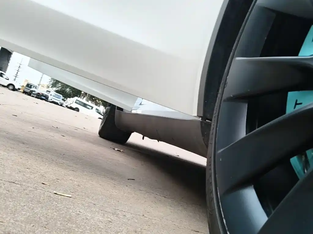 Tesla Model Y — миниатюра 21