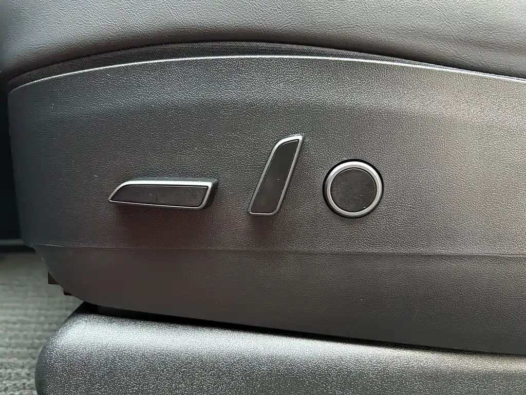 Tesla Model Y — миниатюра 17