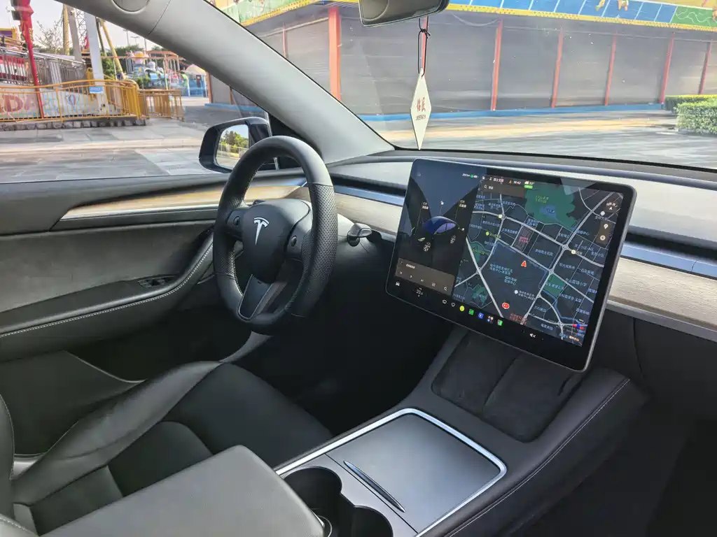 Tesla Model Y — миниатюра 13