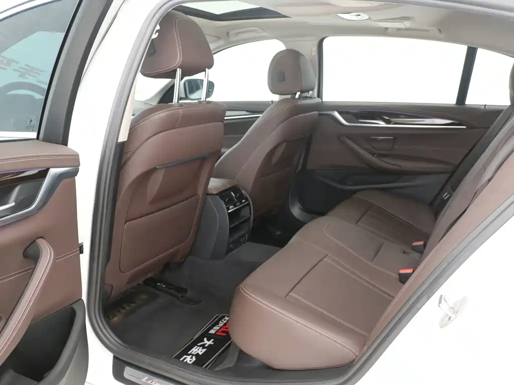 BMW 5 Series — миниатюра 7