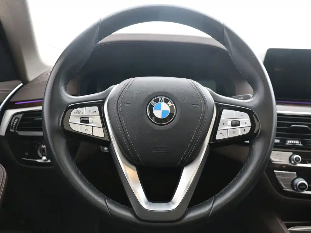 BMW 5 Series — миниатюра 10