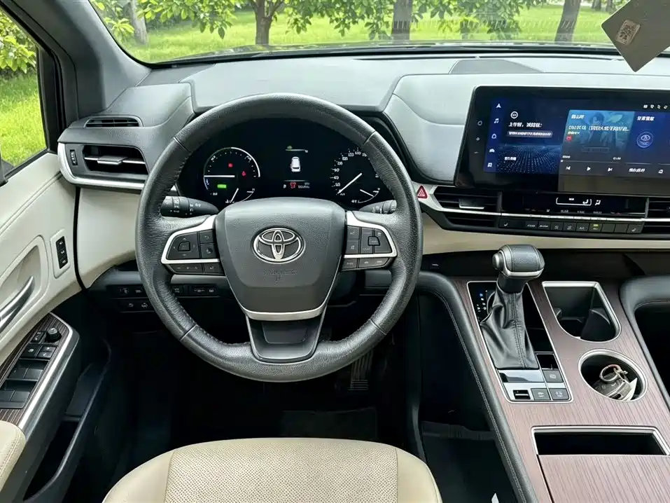 Toyota Granvia 2023 2.5L Luxury PLUS