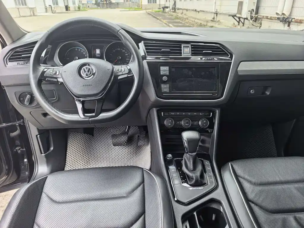 Volkswagen Tiguan L PHEV — миниатюра 7
