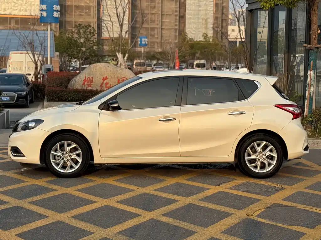 NISSAN TIIDA