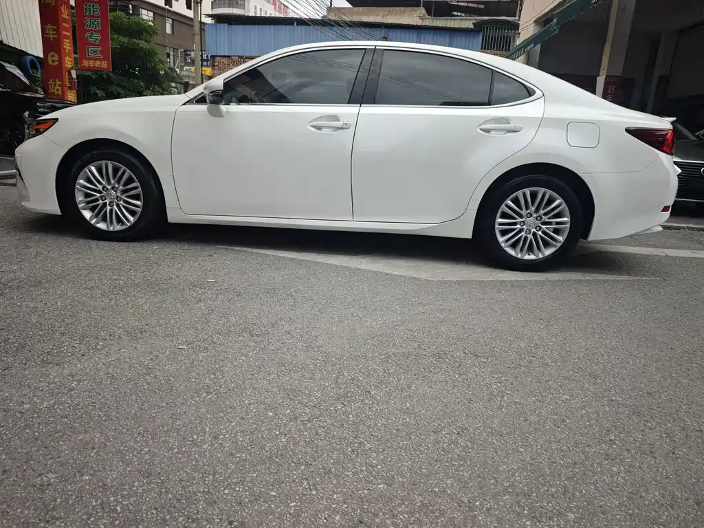 Lexus ES — миниатюра 8