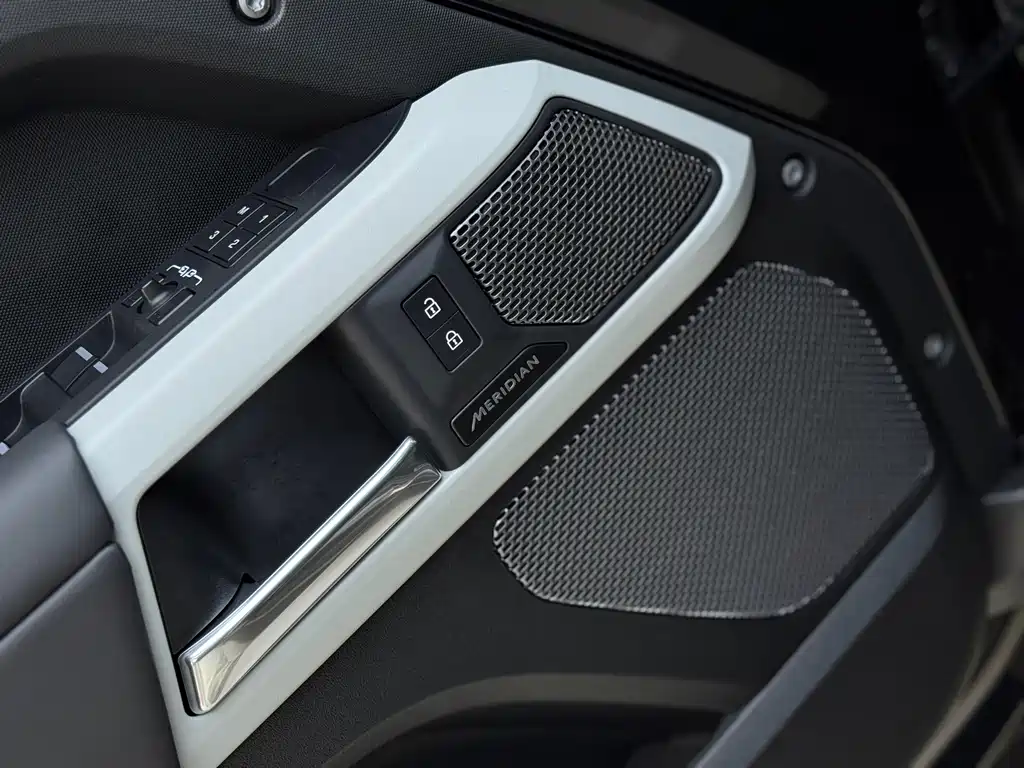 Land Rover Defender — миниатюра 11