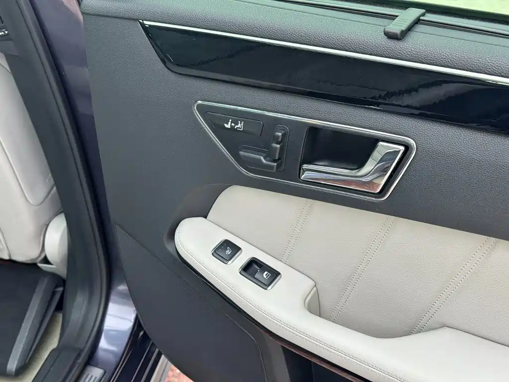 Mercedes-Benz E-Class — миниатюра 32