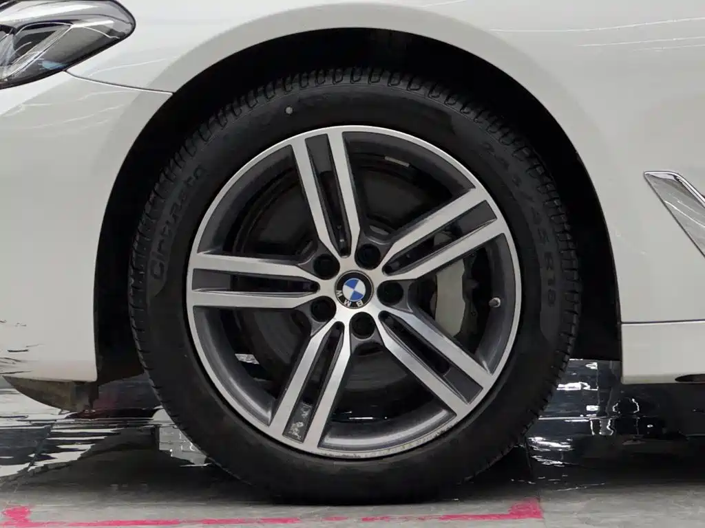 BMW 5 Series — миниатюра 4