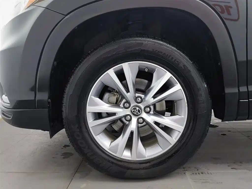 TOYOTA HIGHLANDER