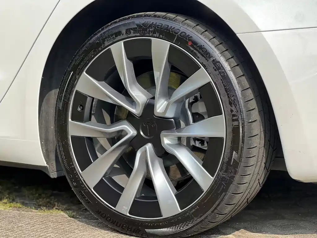Tesla Model 3 — миниатюра 8