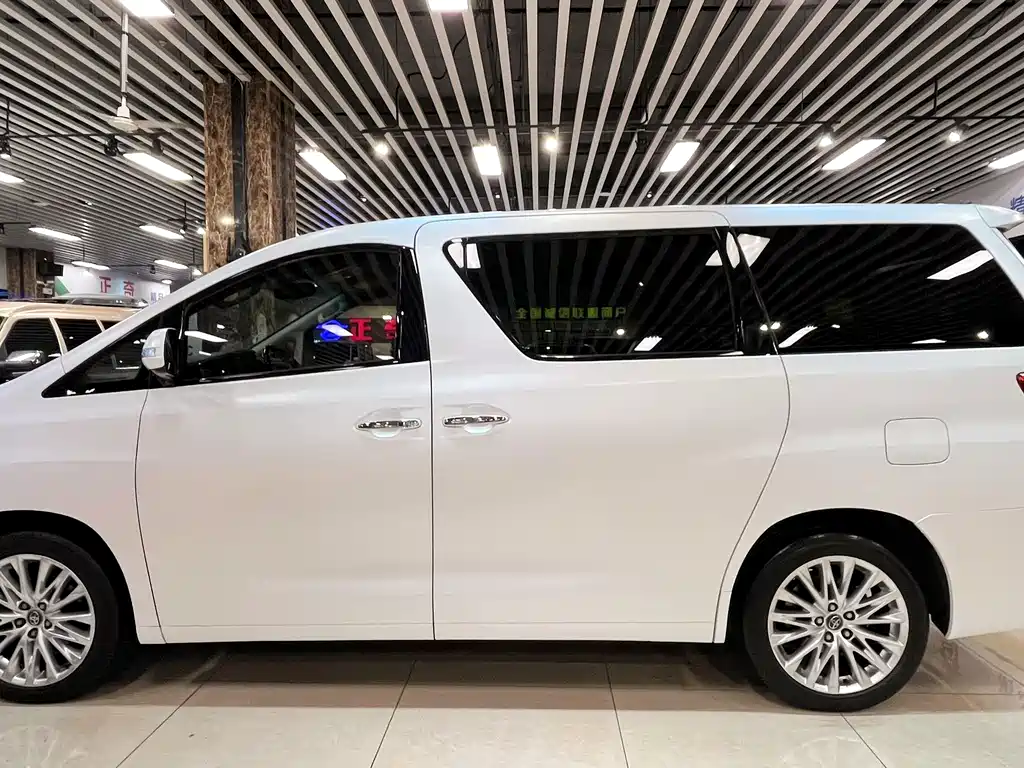 Toyota Alphard — миниатюра 7