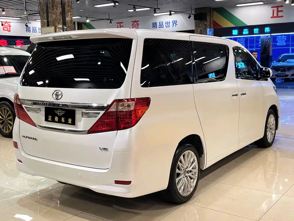 Toyota Alphard — миниатюра 5