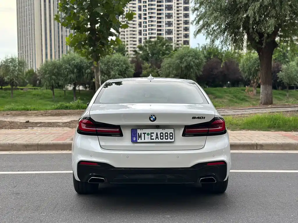 BMW 5 Series — миниатюра 8