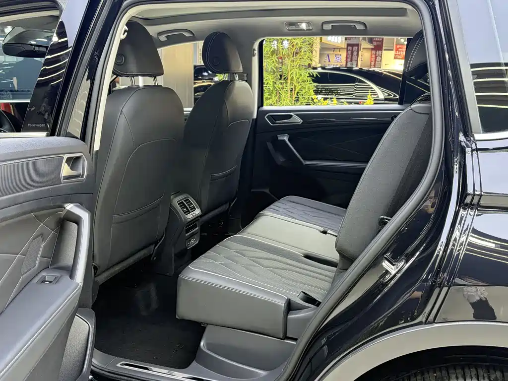 Volkswagen Tiguan L L 2023 380TSI AT R-Line 7 мест