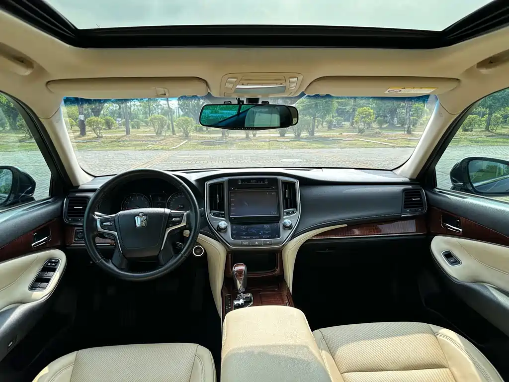 Toyota Crown — миниатюра 8