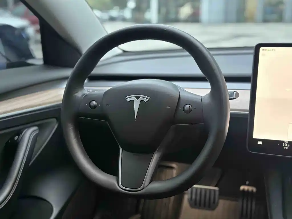 Tesla Model 3 — миниатюра 9