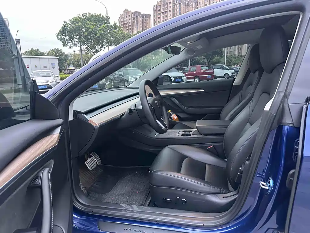 Tesla Model 3 — миниатюра 4