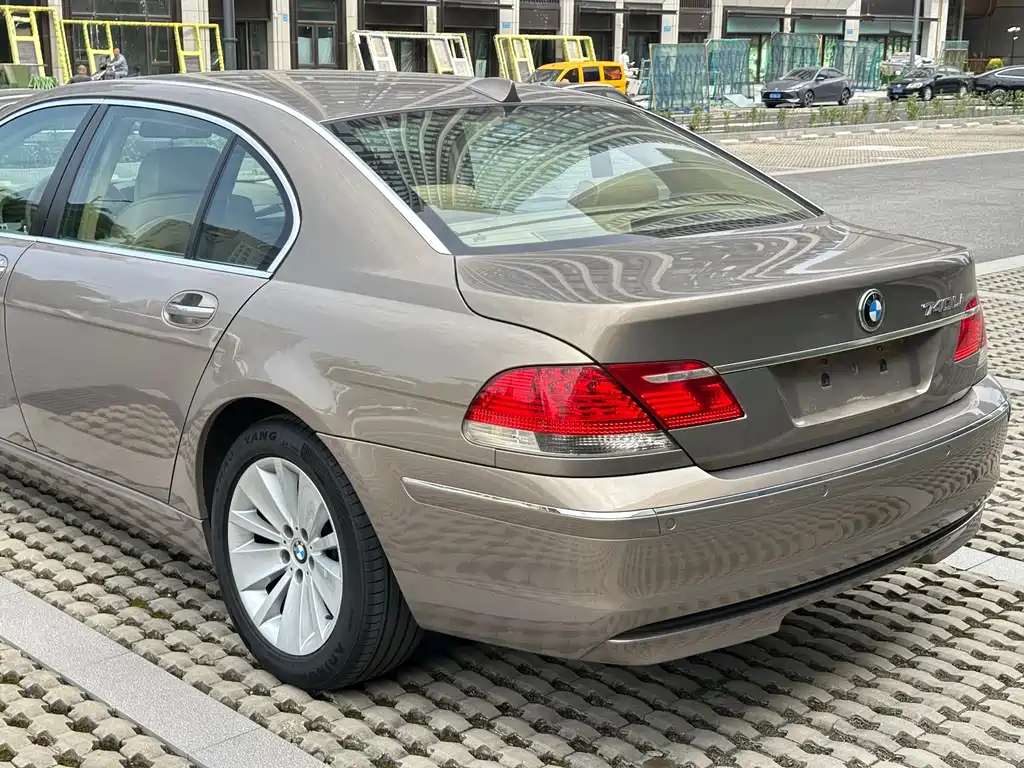 BMW 7 Series — миниатюра 6