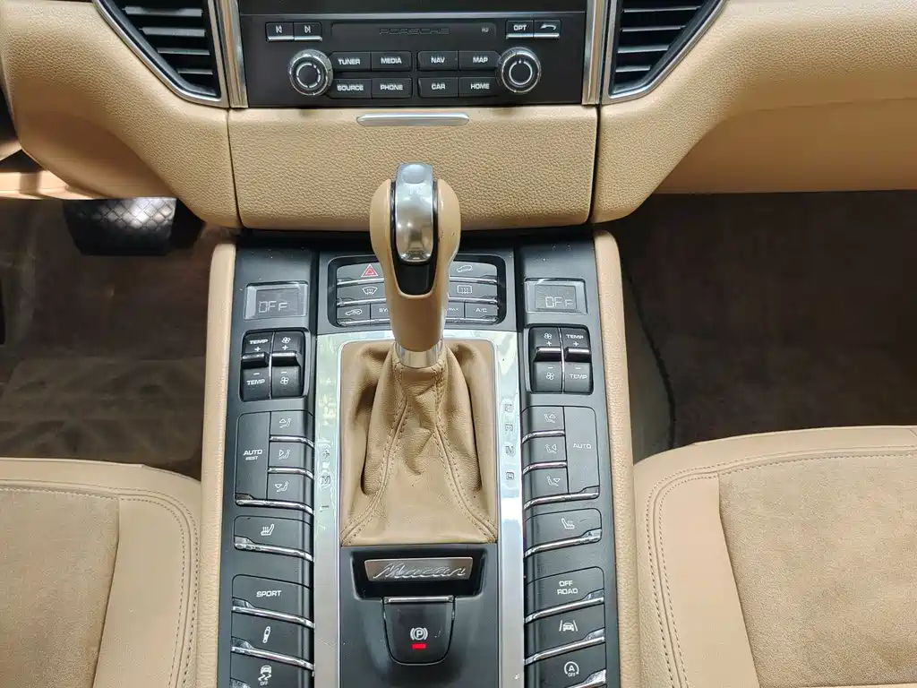 PORSCHE MACAN