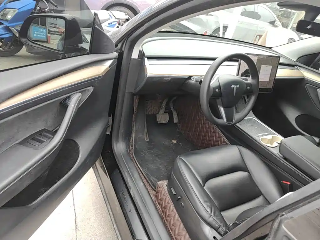 Tesla Model Y — миниатюра 16