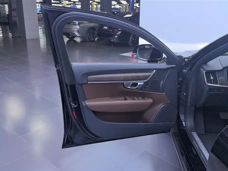 Volvo S90 2025 B5 Luxury