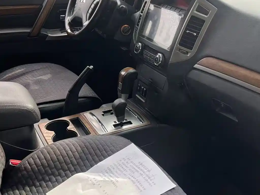 Mitsubishi Pajero (Import) — миниатюра 11