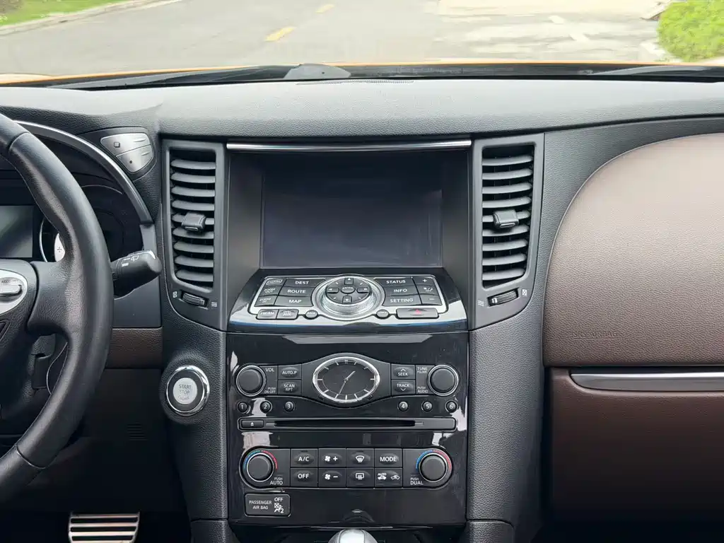 Infiniti QX70 — миниатюра 16
