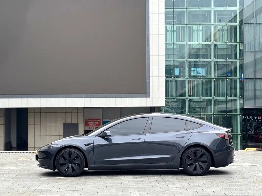 Tesla Model 3 — миниатюра 3