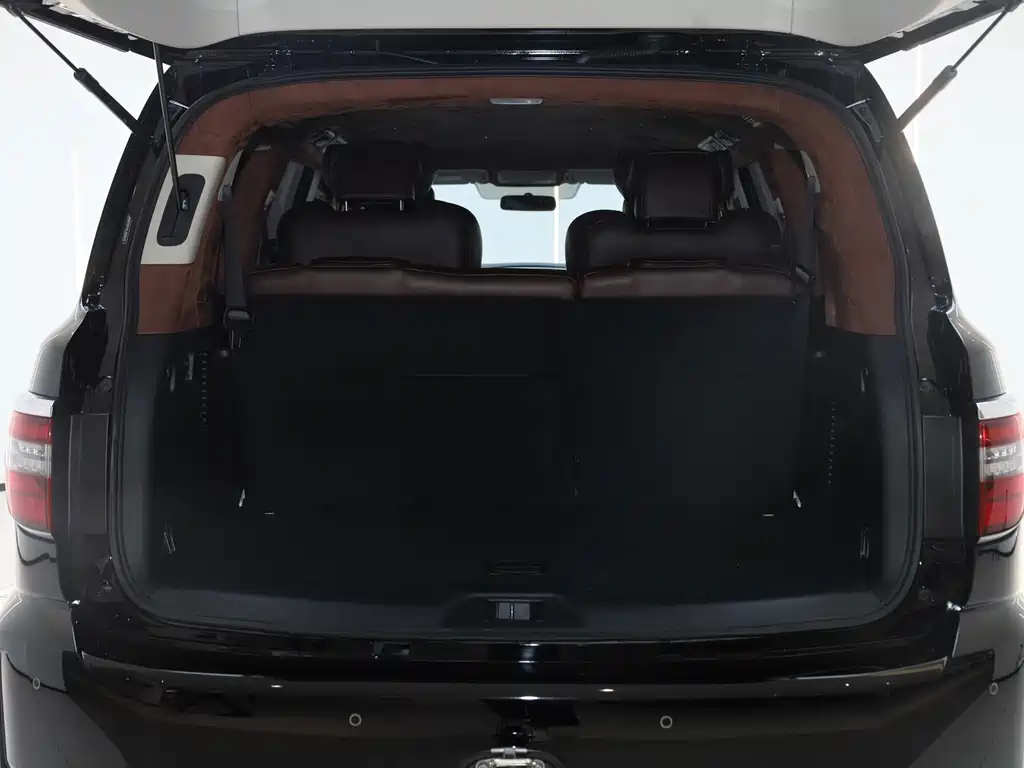 Nissan Patrol — миниатюра 15