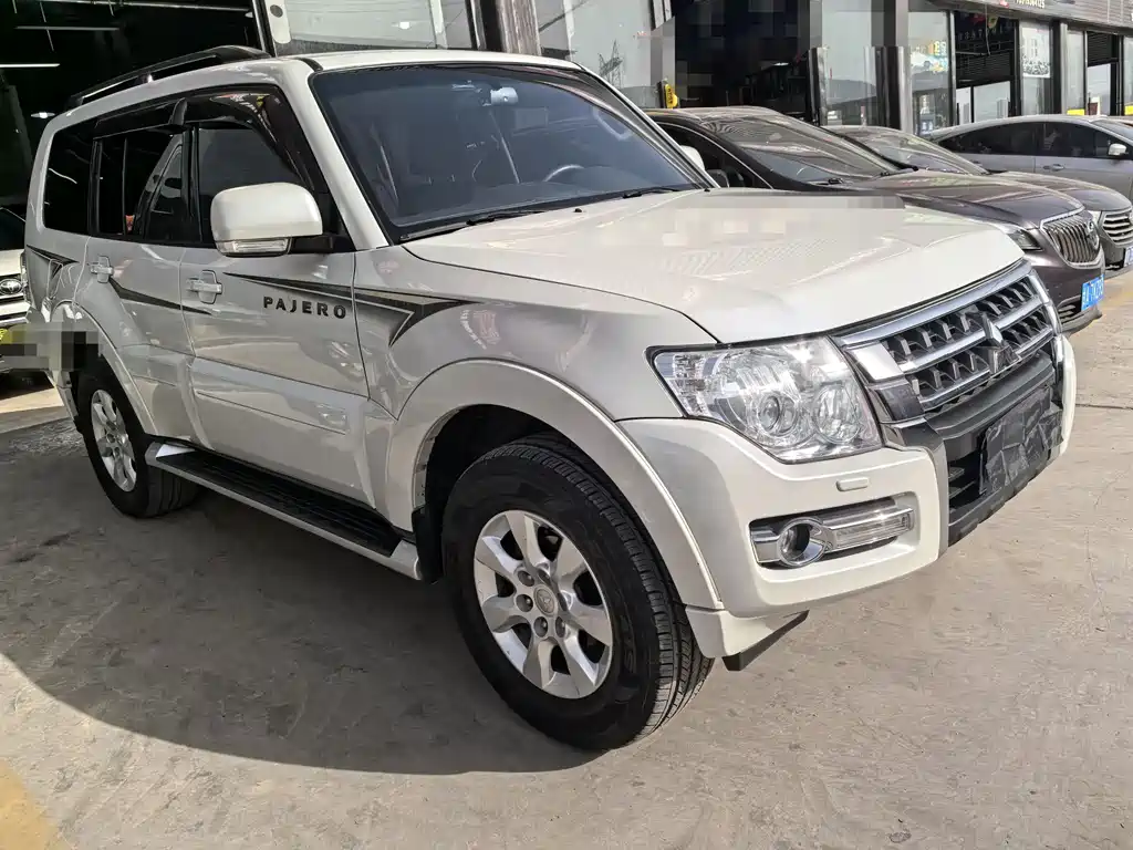 MITSUBISHI PAJERO