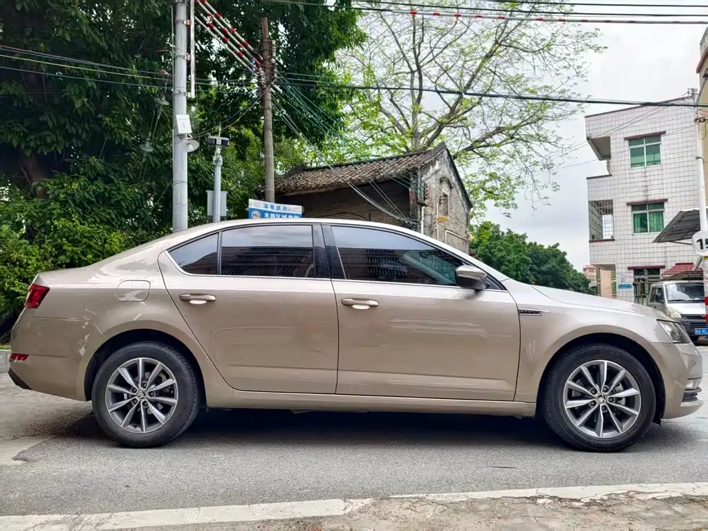 Skoda Octavia - фото 4