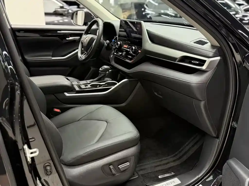 Toyota Highlander 2023 2.5L Luxury 7 мест