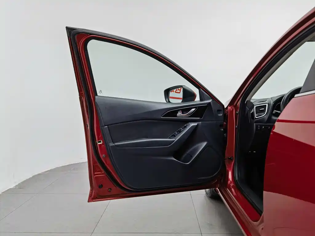 Mazda Mazda3 3 2014 1.5L AT Luxury