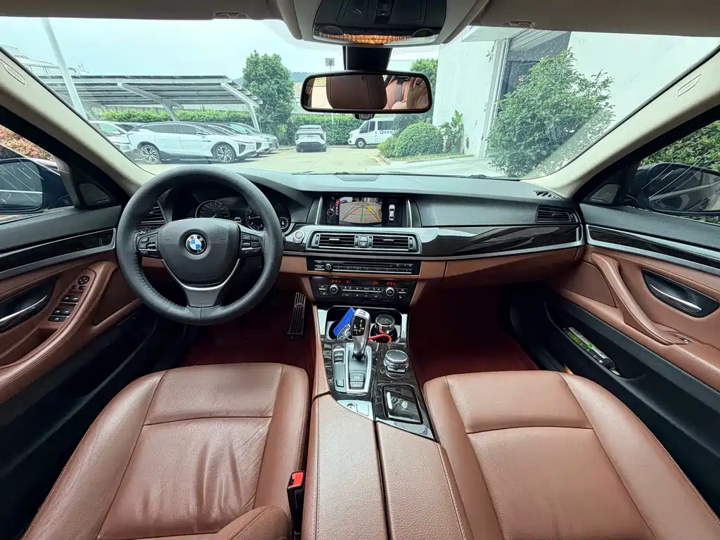 BMW 5 Series — миниатюра 9