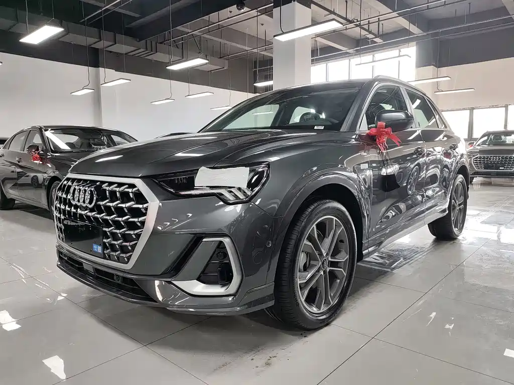 奥迪Q3 2025款 quattro 45周年典藏版 40TFSI 时尚动感型