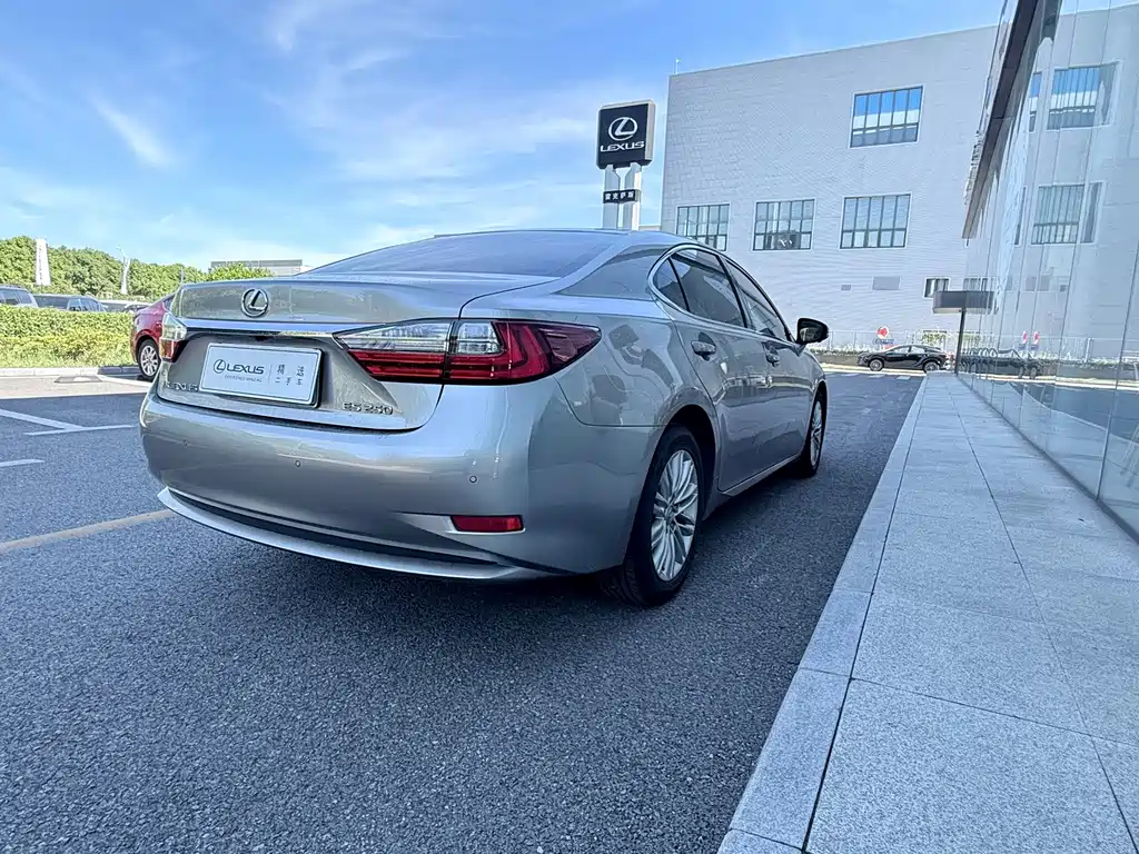 Lexus ES — миниатюра 13