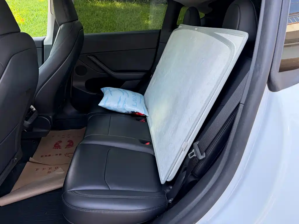 Tesla Model Y — миниатюра 12