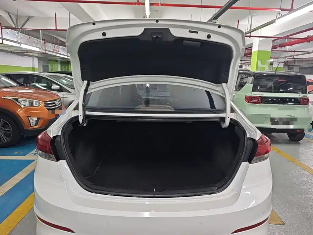 Hyundai Elantra — миниатюра 19