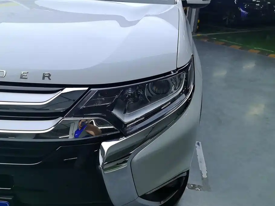 Mitsubishi Outlander 2018 2.0L 7 мест