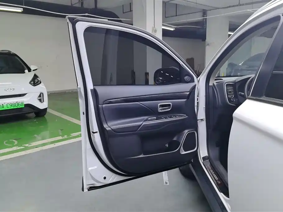 Mitsubishi Outlander 2018 2.0L 7 мест