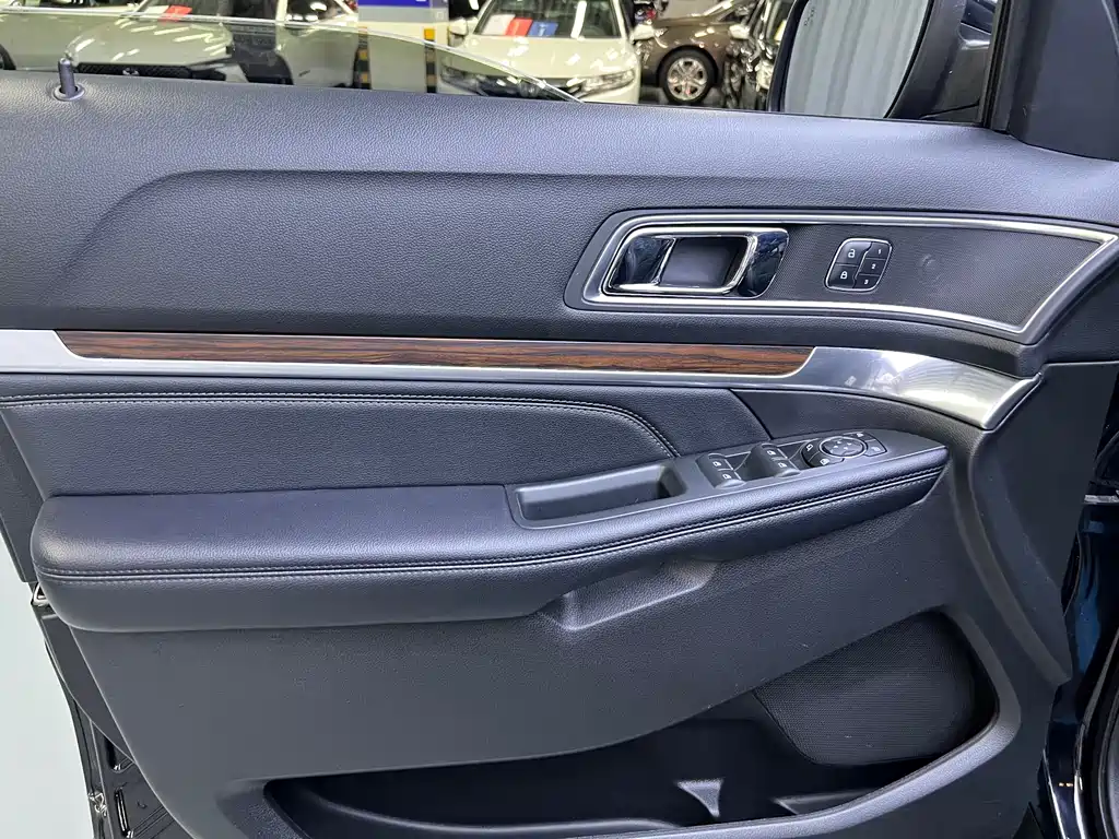 Ford Explorer (Import) — миниатюра 10