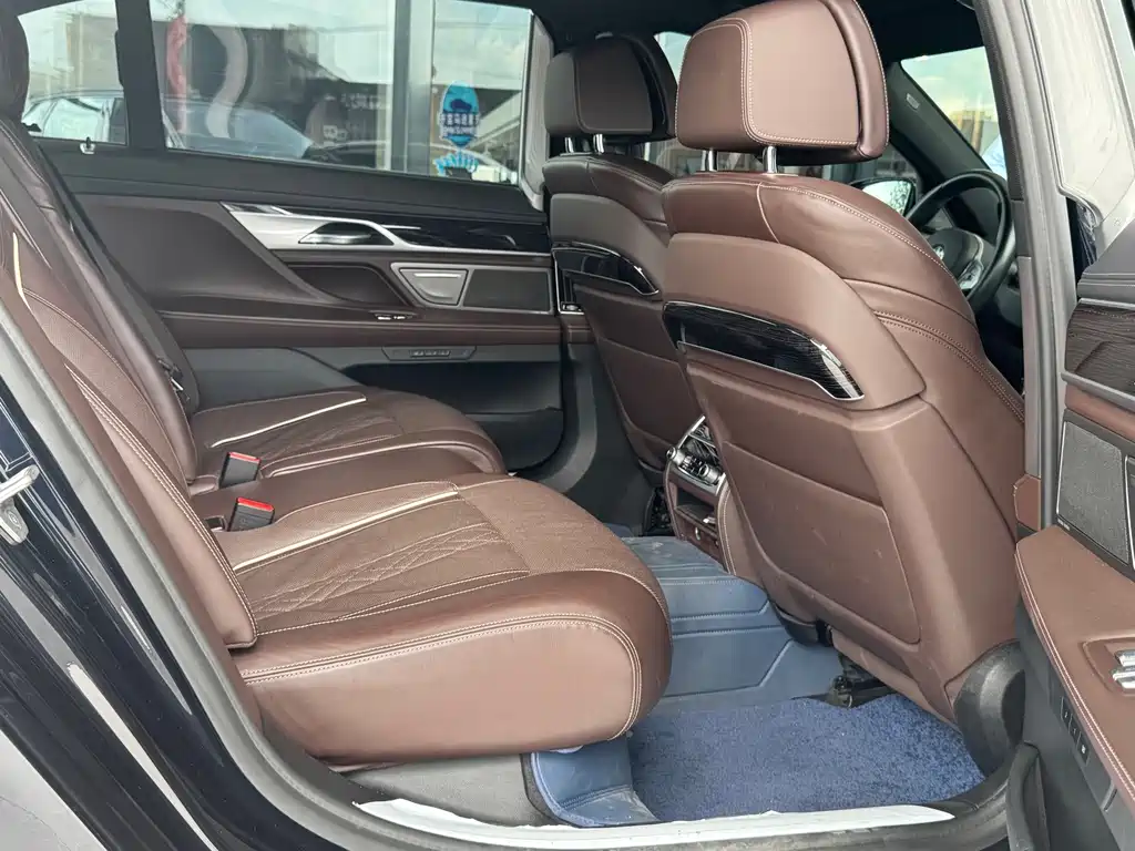 BMW 7 Series — миниатюра 10
